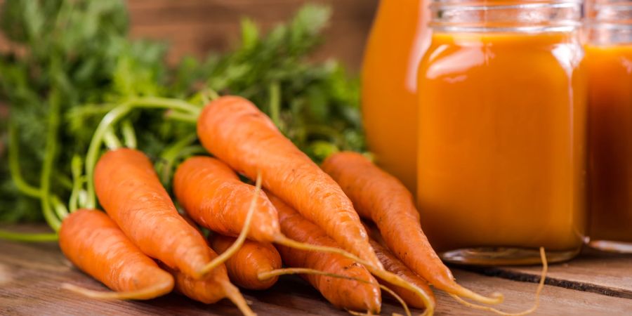 Karotten geben ihren wertvollen Inhaltsstoff Beta-Carotin besser ab, wenn sie gekocht werden.