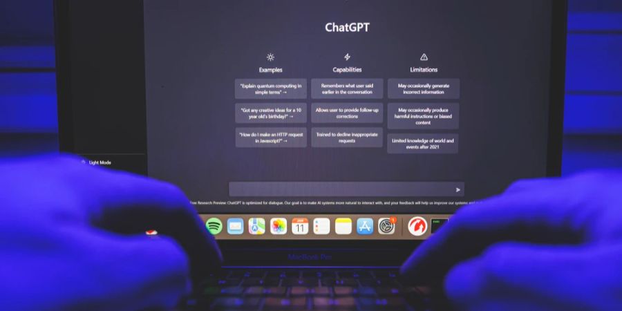 Laptop Bildschirm ChatGPT Hände Tastatur Eingabe