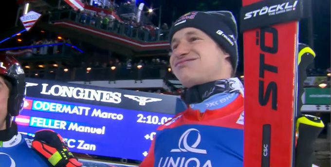 Marco Odermatt atmet im Ziel durch. Der Nidwaldner gewinnt in Schladming hauchdünn vor Manuel Feller. Marco Odermatt