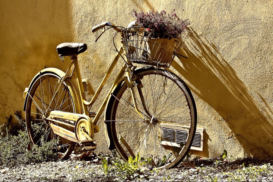 Im «alten» Schweizerdeutsch wäre es ein «Göppel». Morderner sagt man in der Schweiz ein «Velo» oder ein «Bike». Auf Hochdeutsch ein «Fahrrad».