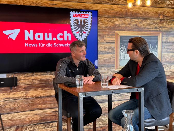 Nau.ch-Fussballchefreporter Mischi Wettstein (r.) im Gespräch mit Alex Frei, Trainer des FC Aarau. fc aarau