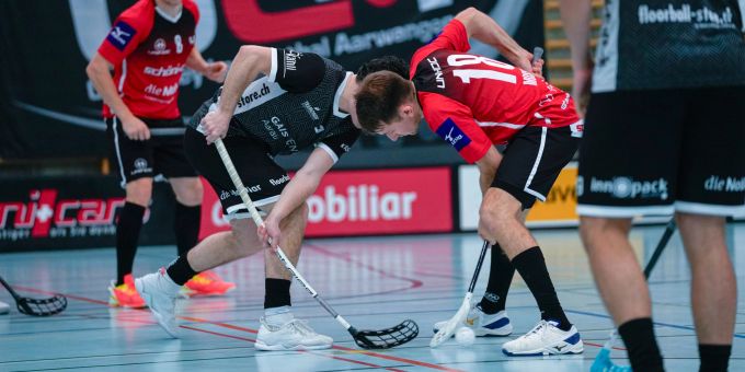 ULAs Lukas Pfister kämpft um den Ball. Unihockey Langenthal Aarwangen