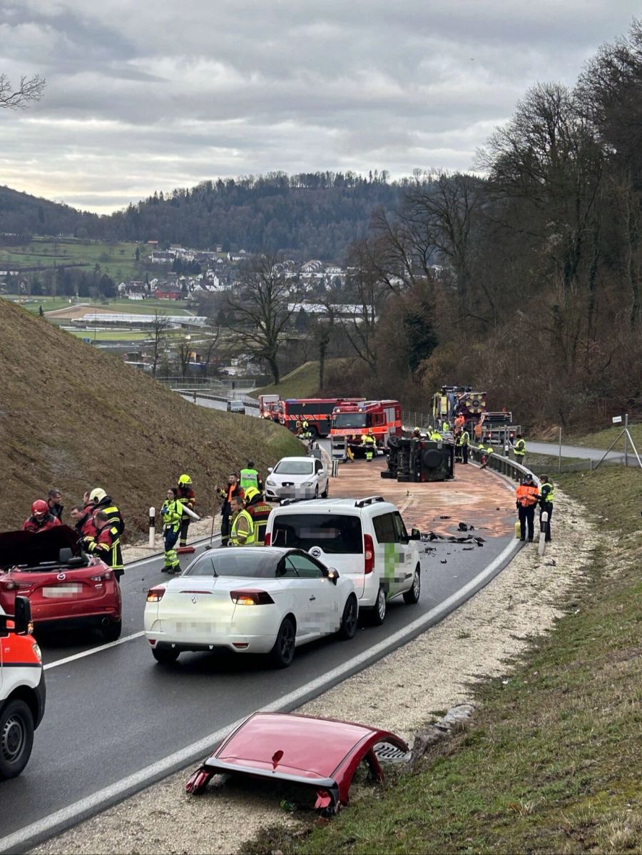 Kollision zwischen Auto und Militärfahrzeug in Mellingen.