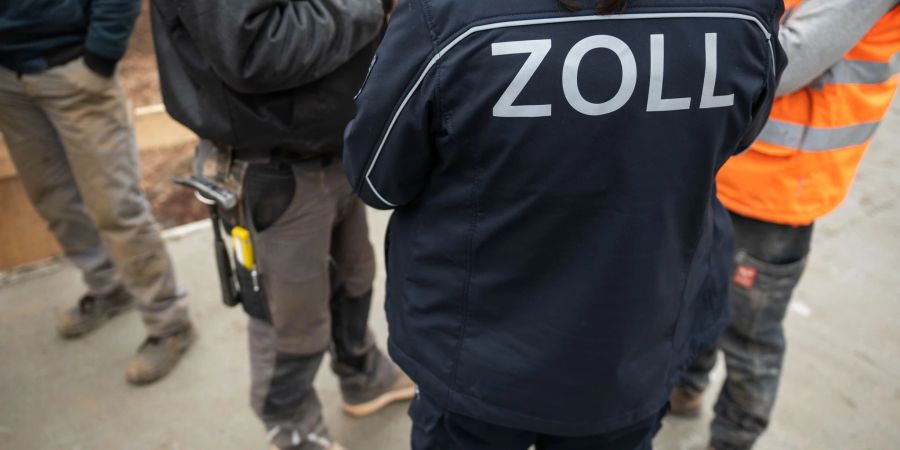 Mitarbeiter des Zolls führen in Erfurt eine Schwerpunkt-Kontrolle zur Schwarzarbeit in einem Baugewerbe durch.