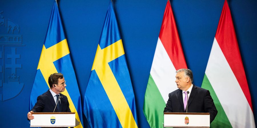 Der ungarische Premierminister Viktor Orban (r) spricht mit dem schwedischen Premierminister Ulf Kristersson während einer Pressekonferenz in Budapest.