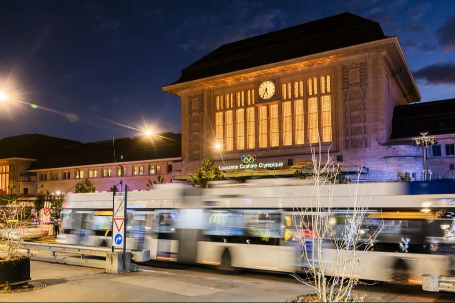 Der Bahnhof in Lausanne bei Nacht.