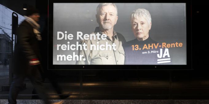 Ein Plakat des Ja-Komitees zur Abstimmung über die Initiative für eine 13. AHV-Rente, fotografiert im Bahnhof Bern am 9. Januar 2024. 13. AHV-Rente Plakat