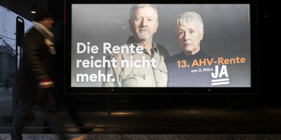 Ein Plakat des Ja-Komitees zur Abstimmung über die Initiative für eine 13. AHV-Rente, fotografiert im Bahnhof Bern am 9. Januar 2024.