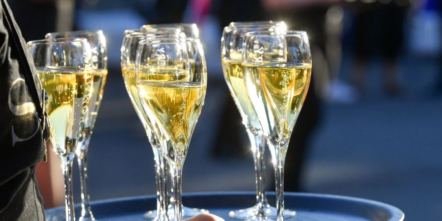 Die Schweiz hat 2025 erneut mehr Champagner importiert als im Vorjahr.