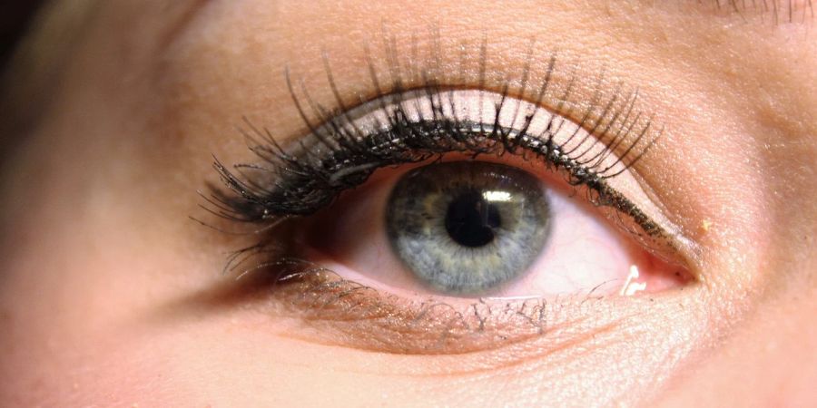 Falsche Wimpern für perfekten Augenaufschlag