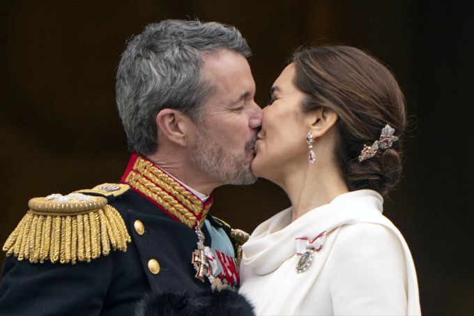 Herrlich, auf diesen Kuss haben die Dänen lange warten müssen. König Frederik Mary