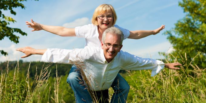 Auch im Alter auf Wolke sieben fliegen? Alles nur eine Frage der Kraft – und die lässt sich trainieren. Frau Mann Feld Senioren Sommer