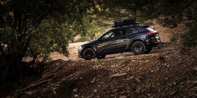 In der Wüste sollte man nur auf die Ladesäulen-Infrastruktur aufpassen und gut vorausplanen. Audi Q8 e-tron Dakar