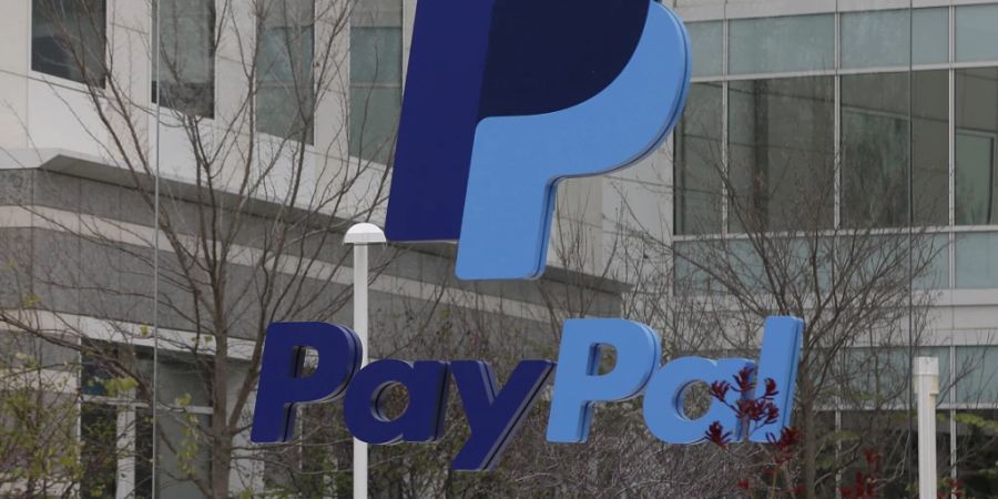 Der Bezahldienst PayPal hat im vergangenen Quartal Umsatz und Gewinn deutlich gesteigert. Die Erlöse stiegen im Jahresvergleich um neun Prozent auf gut acht Milliarden Dollar, wie PayPal nach US-Börsenschluss am Mittwoch mitteilte. (Archivbild)