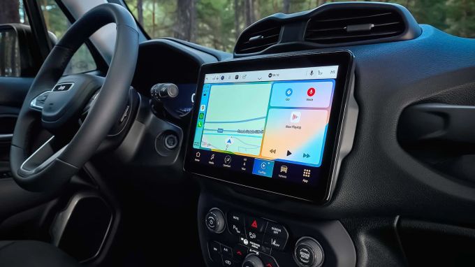 Neben drahtlosem Carplay gibt es auch Android Auto. Spannend: Klimamenü und Shortcut bleiben parallel im Zugriff 2024 Jeep Renegade Facelift