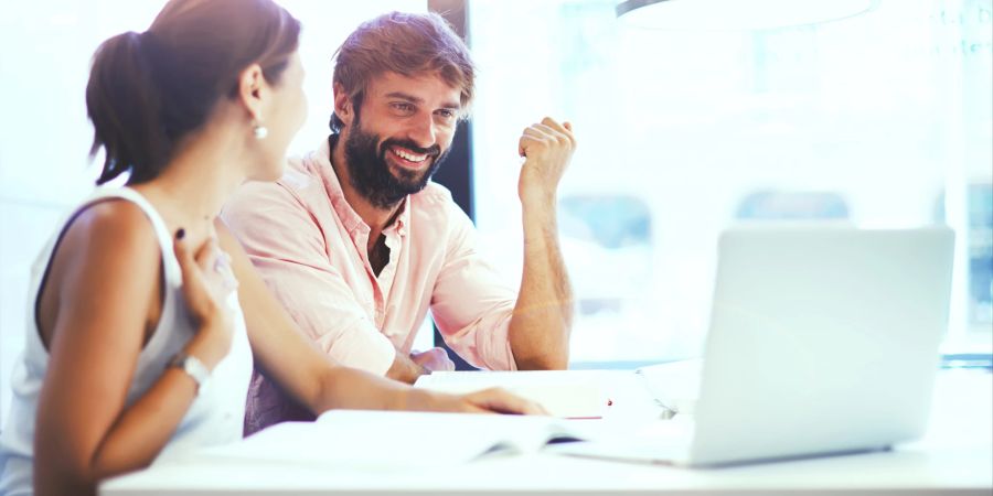 frau und mann reden miteinander, laptop, büro