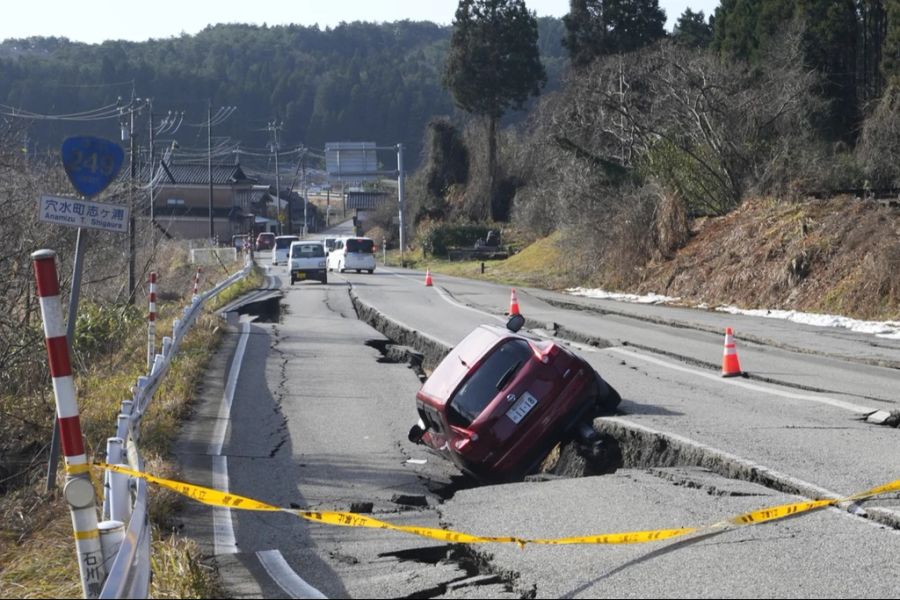 Eine zerstörte Strasse nach der Erdbebenserie in Japan.