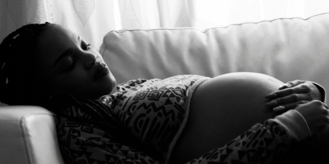 schwangere frau auf sofa