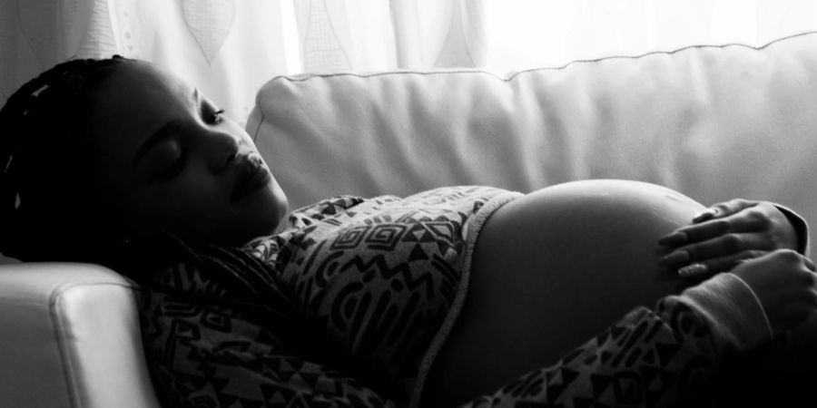 Stress in der Schwangerschaft wirkt sich auf die noch ungeborene Tochter aus – das wurde mit einer Studie bewiesen.