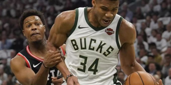 Giannis Antetokounmpo (r) ist der Star der Milwaukee Bucks. Foto: Morry Gash/AP Giannis Antetokounmpo (r) ist der Star der Milwaukee Bucks. Foto: Morry Gash/AP