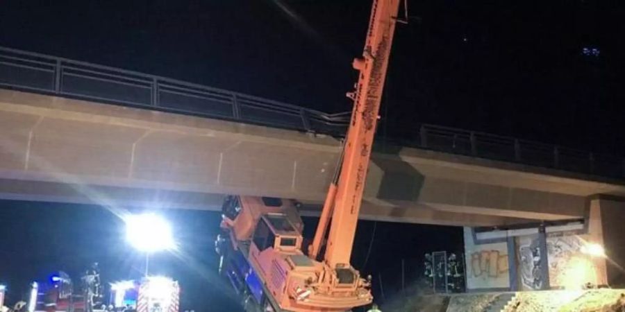 Ein Autokran ist mit ausgefahrenem Ausleger nahe der Autobahn-Anschlussstelle Holleben gegen eine Autobahnbrücke gefahren. Foto: Michael Strohmeyer