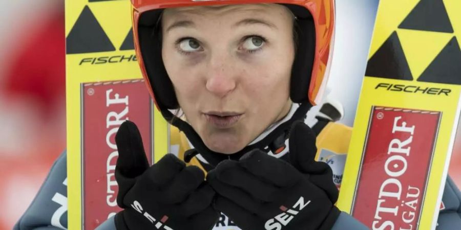 Katharina Althaus freut sich auf das Teamspringen bei der WM. Foto: Jean-Christophe Bott/KEYSTONE