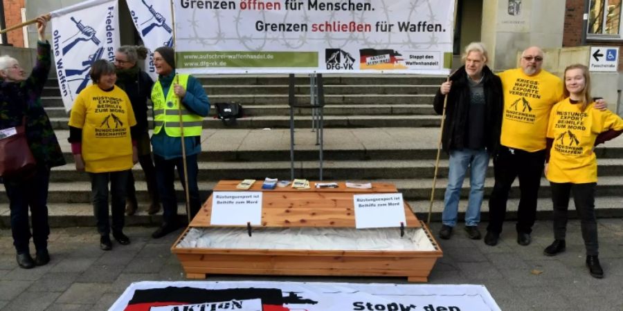 Demonstranten vor dem Kieler Landgericht