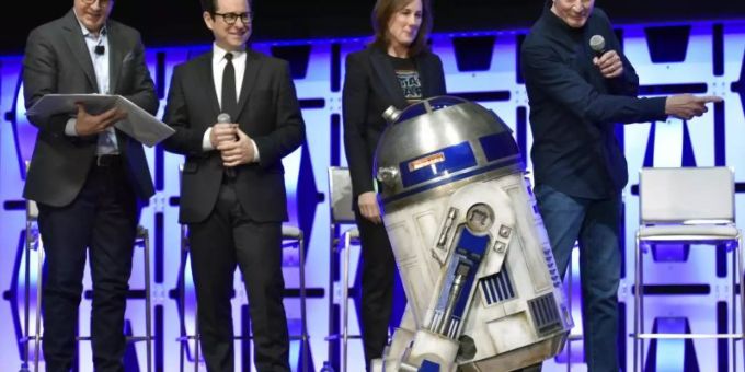 Stephen Colbert, (l-r) J.J. Abrams, Kathleen Kennedy, R2-D2 und Anthony Daniels bei der laufenden «Star Wars Celebration»-Messe in der Wintrust Arena. Sie stellten dort das zweiminütige Video zu «Sar Wars 9» mit dem Untertitel «The Rise of Skywalker» vor. Foto: Rob Grabowski/Invision r2-d2