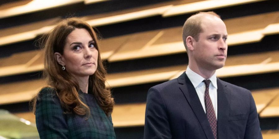 Prinz William, Herzog von Cambridge, neckt seine Kate liebevoll.