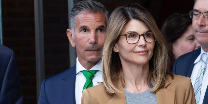 Schauspielerin Lori Loughlin und ihr EhemannMossimo Giannulli vor Gericht. Lori Loughlin