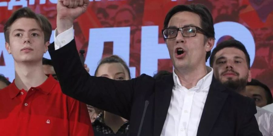 Stevo Pendarovski hat die Präsidentschaftswahlen in Nordmazedonien gewonnen. Bei der Stichwahl am Sonntag errang der 56-Jährige knapp 52 Prozent der Stimmen. Foto: Boris Grdanoski/AP