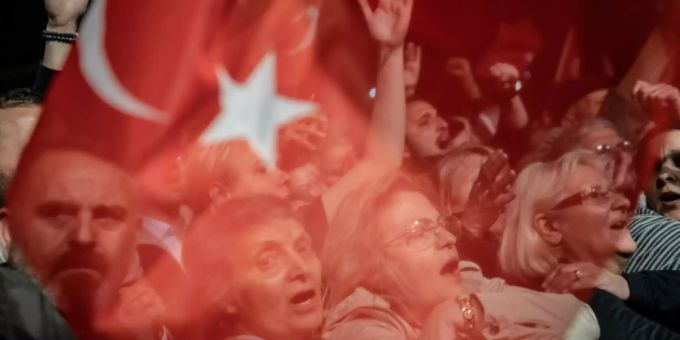 Erdogan-Gegner demonstrieren in Istanbul Erdogan-Gegner demonstrieren in Istanbul