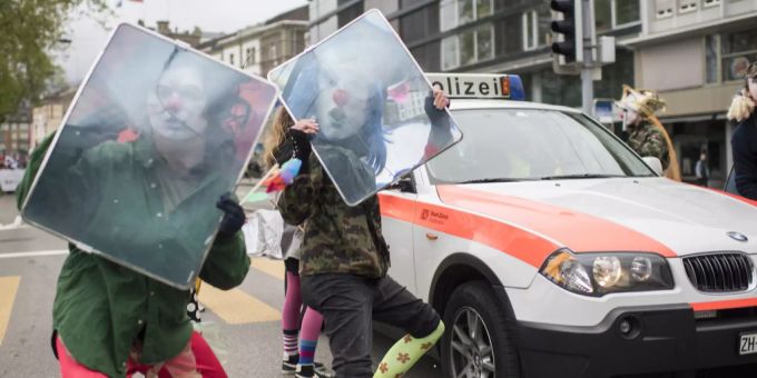 Ein weiblicher Clown beschädigte ein Streifenwagen der Stadtpolizei Zürich. 1. Mai