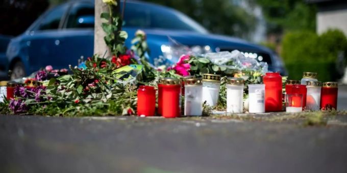 Blumen und Kerzen an der Unfallstelle in Moers Blumen und Kerzen an der Unfallstelle in Moers