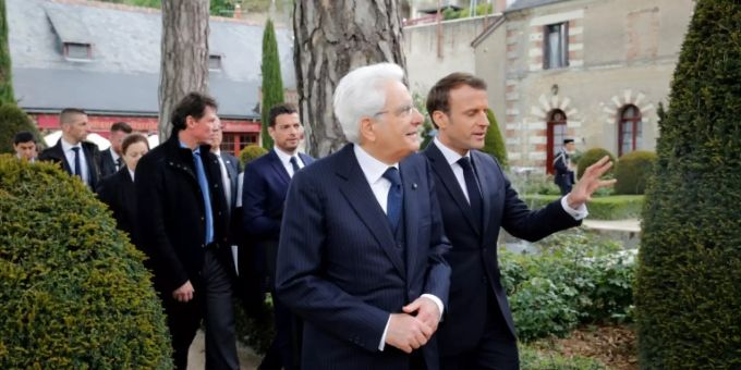 Frankreichs Präsident Macron (re.) und Italiens Staatschef Mattarella im Schloss Clos Lucé Frankreichs Präsident Macron (re.) und Italiens Staatschef Mattarella im Schloss Clos Lucé