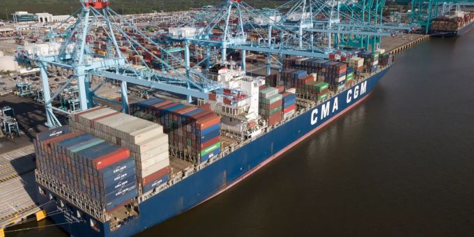 Ein Containerschiff liegt am Virginia International Gateway Terminal von Norfolk-. Handelskonflikt USA China