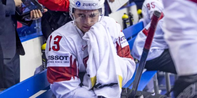 Frust mit Folgen: Die Schweiz (im Bild Nico Hischier) verliert nach dem hauchdünnen Viertelfinal-Aus an der WM in der Slowakei in der Weltrangliste einen Platz Frust mit Folgen: Die Schweiz (im Bild Nico Hischier) verliert nach dem hauchdünnen Viertelfinal-Aus an der WM in der Slowakei in der Weltrangliste einen Platz