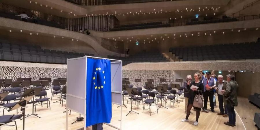 Die Initiative #SayYesToEurope will zur EU-Wahl mobilisieren und bietet die Möglichkeit, die mitgebrachten Briefwahlunterlagen an besonderen Orten auszufüllen. Hier in der Elbphilharmonie in Hamburg. Foto: Felix König, dpa