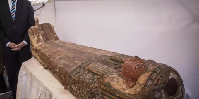 Der Holzsargdeckel eines neu entdeckten Pharaonengrabs in Ägypten. Foto: Gehad Hamdy Der Holzsargdeckel eines neu entdeckten Pharaonengrabs in Ägypten. Foto: Gehad Hamdy