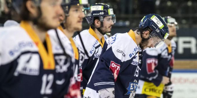 Die Zuger lassen nach dem 3:1 gegen den SC Bern den Kopf hängen. EV Zug SCB Final