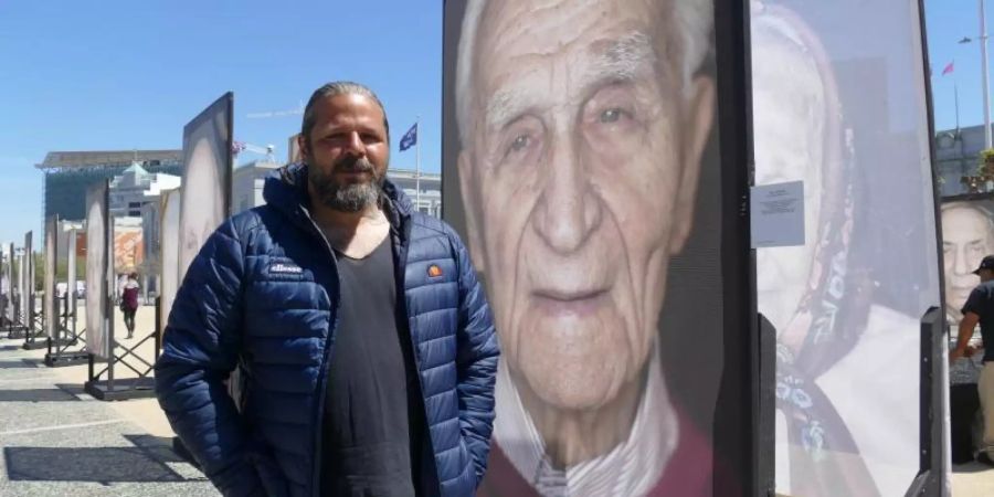 Luigi Toscano vor dem Porträt des Holocaust-Überlebenden Sol Farkas. Der in Rumänien geborene Farkas ist jetzt 100 Jahre alt und lebt in San Francisco. Foto: Barbara Munker