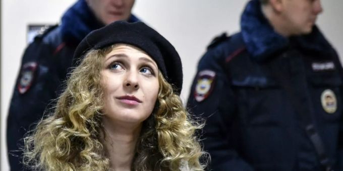 Barcelona - Betrunkene Pussy-Riot-Mitglieder in Barcelona aus Flugzeug geworfen