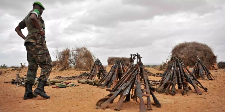 Ein Hoher Offizier begutachtet beschlagnahmte Waffen der Al-Shabaab.