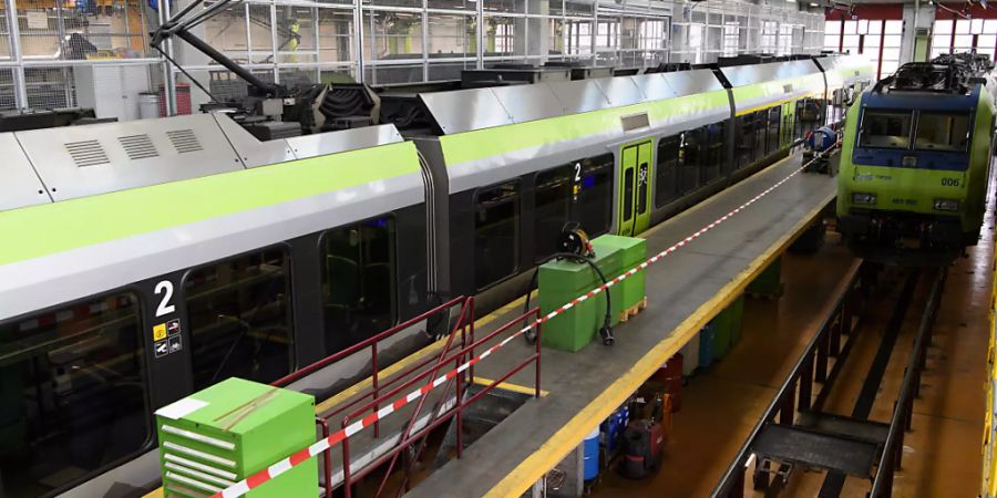 Etappensieg im Konzessionsstreit vor Bundesgericht. Das Bundesverwaltungsgericht muss einen Antrag auf aufschiebende Wirkung neu beurteilen. BLS-Züge im Depot Spiez. (Archiv)