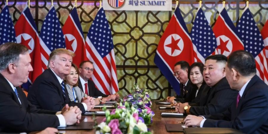 Delegationen der USA und Nordkoreas in Hanoi