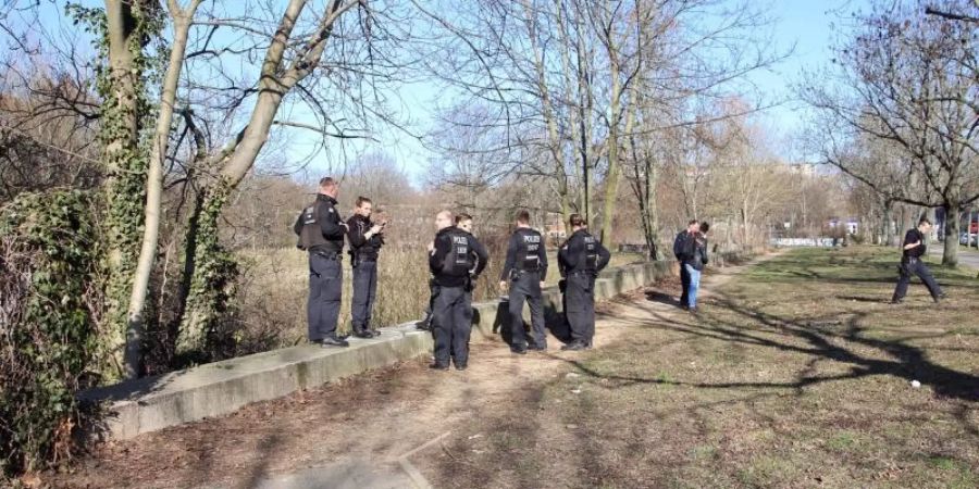 Polizisten während der Suche nahe dem Britzer Garten in Berlin.