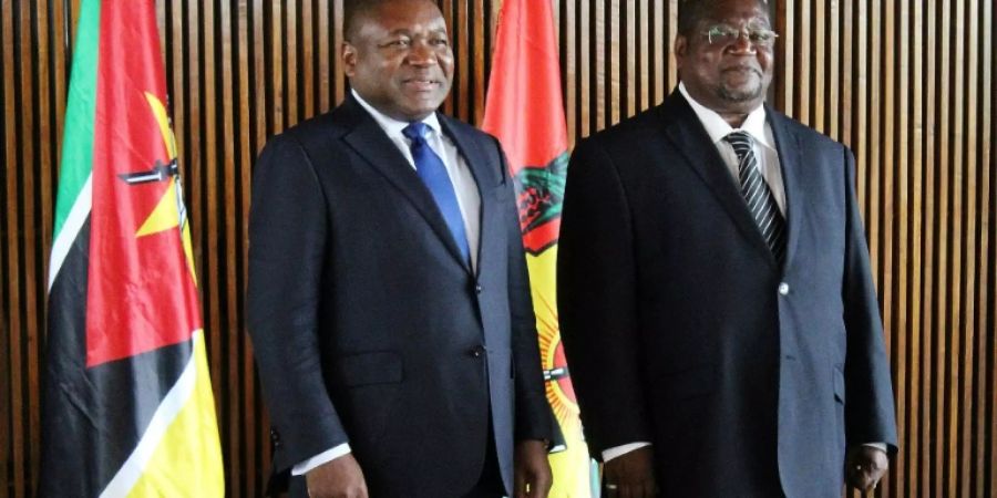 Präsident Nyusi (l.) und Oppositionschef Momade