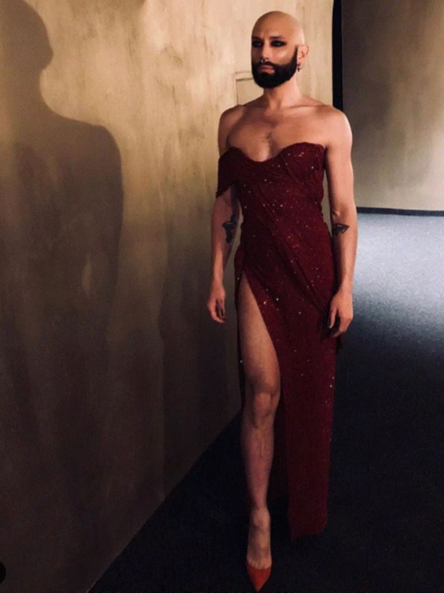 Am Grazer Tuntenball präsentierte sich Conchita Wurst mit Glatze und Abendkleid.