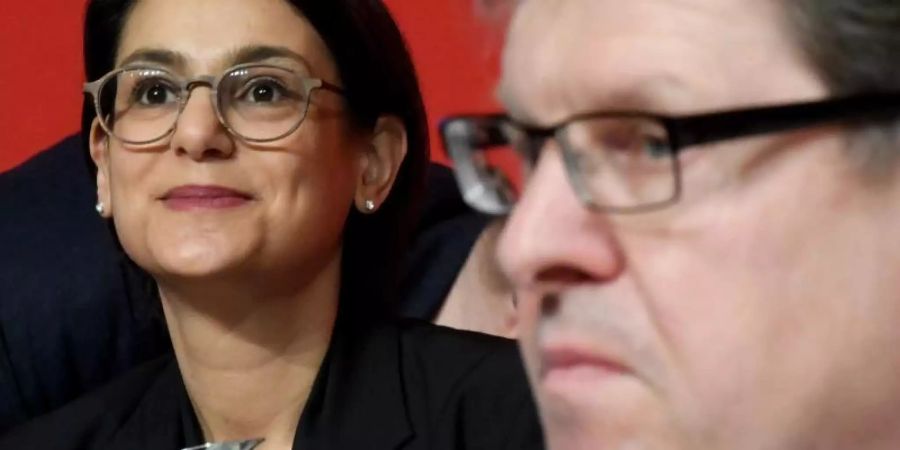 Serpil Midyatli und Ralf Stegner: Die 43-Jährige ist Nachfolgerin des langjährigen Vorsitzenden. Foto: Carsten Rehder