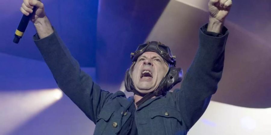 Bruce Dickinson hebt gern mal ab. Foto: Peter Kneffel